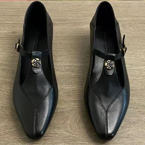 Vintage Old Fashion - รองเท้าโลฟเฟอร์แบบ T-Strap ประดับดอกกุหลาบสำหรับผู้หญิง ปี 2026 หนังนุ่มสไตล์วินเทจ